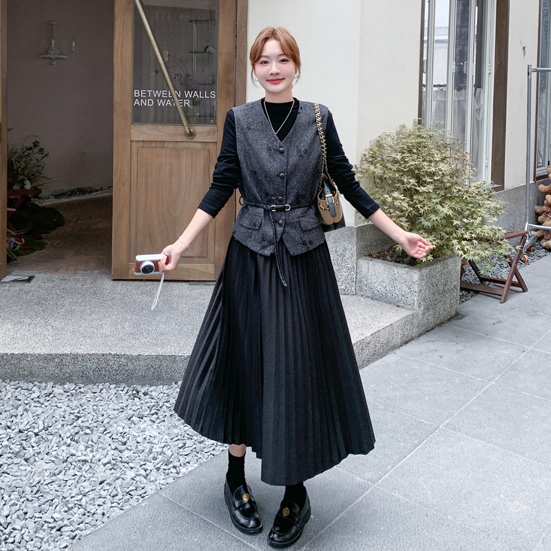 黑色法式赫本风气质氛围感连衣裙套装女2025年秋季新款马甲两件套