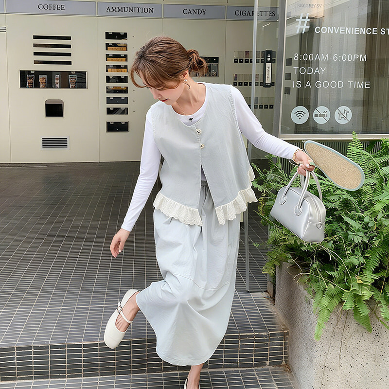 浅蓝色蕾丝拼接马甲套装裙女2026夏新款休闲减龄T恤半身裙三件套