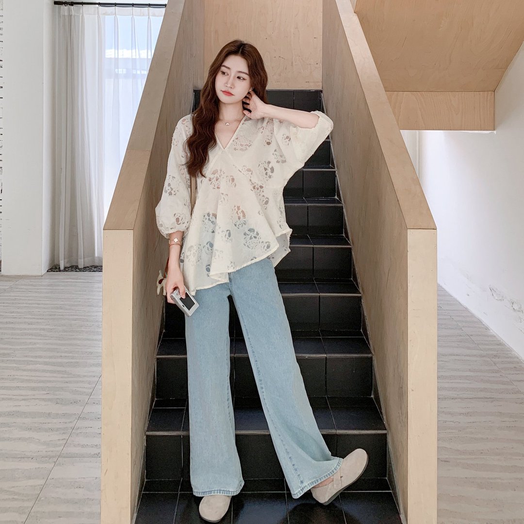 清冷松弛感穿搭牛仔裤套装女春秋新款不规则刺绣上衣直筒裤两件套