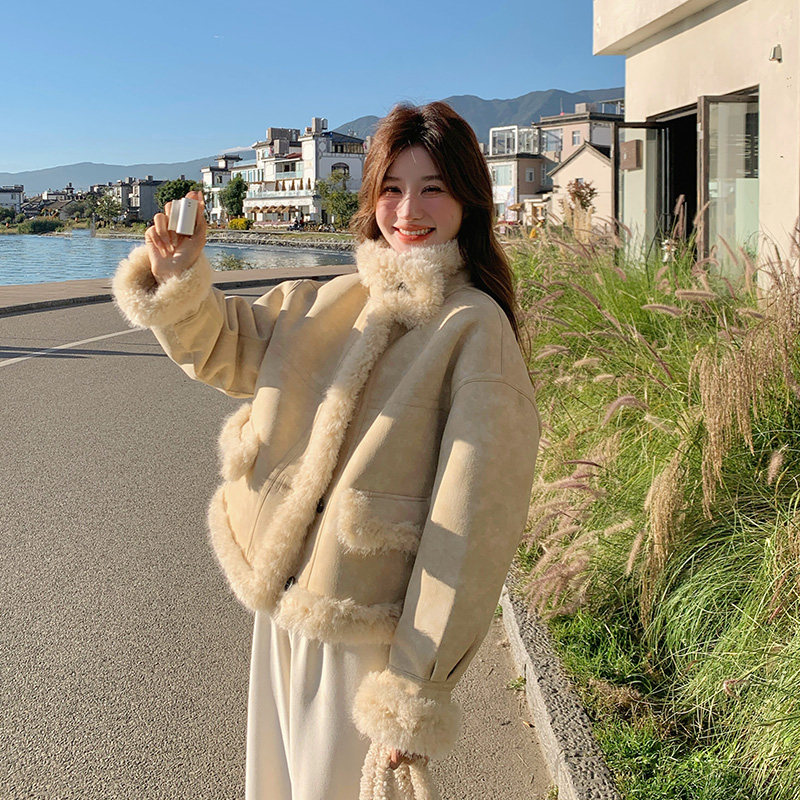 奶黄色羊羔毛厚外套女秋冬2026新款独特超好看小个子加绒皮毛一体