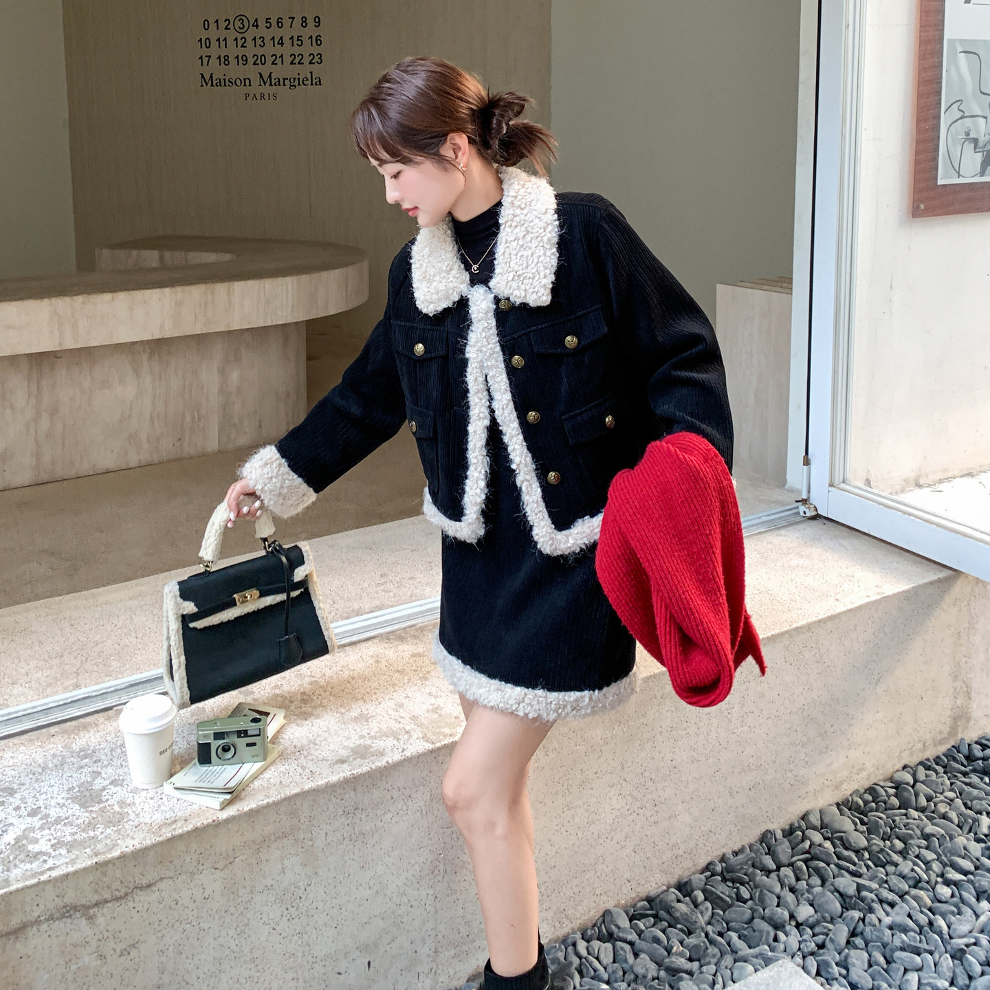 黑色复古气质灯芯绒套装女2026冬季新款羊羔毛拼接外套短裙两件套