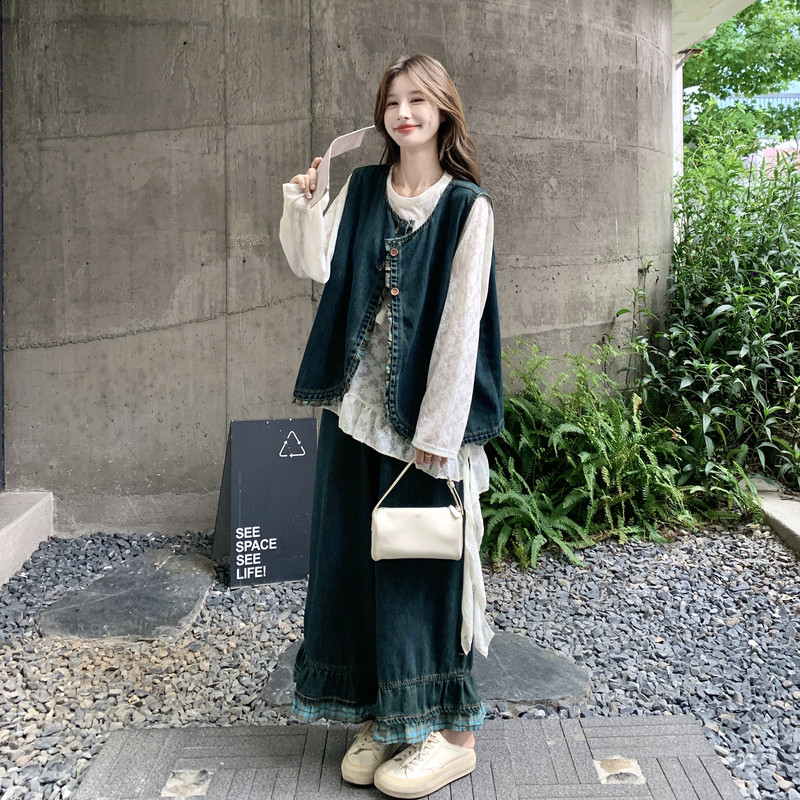 设计盐甜系穿搭减龄木耳边牛仔马甲蕾丝T恤荷叶边阔腿裤三件套秋