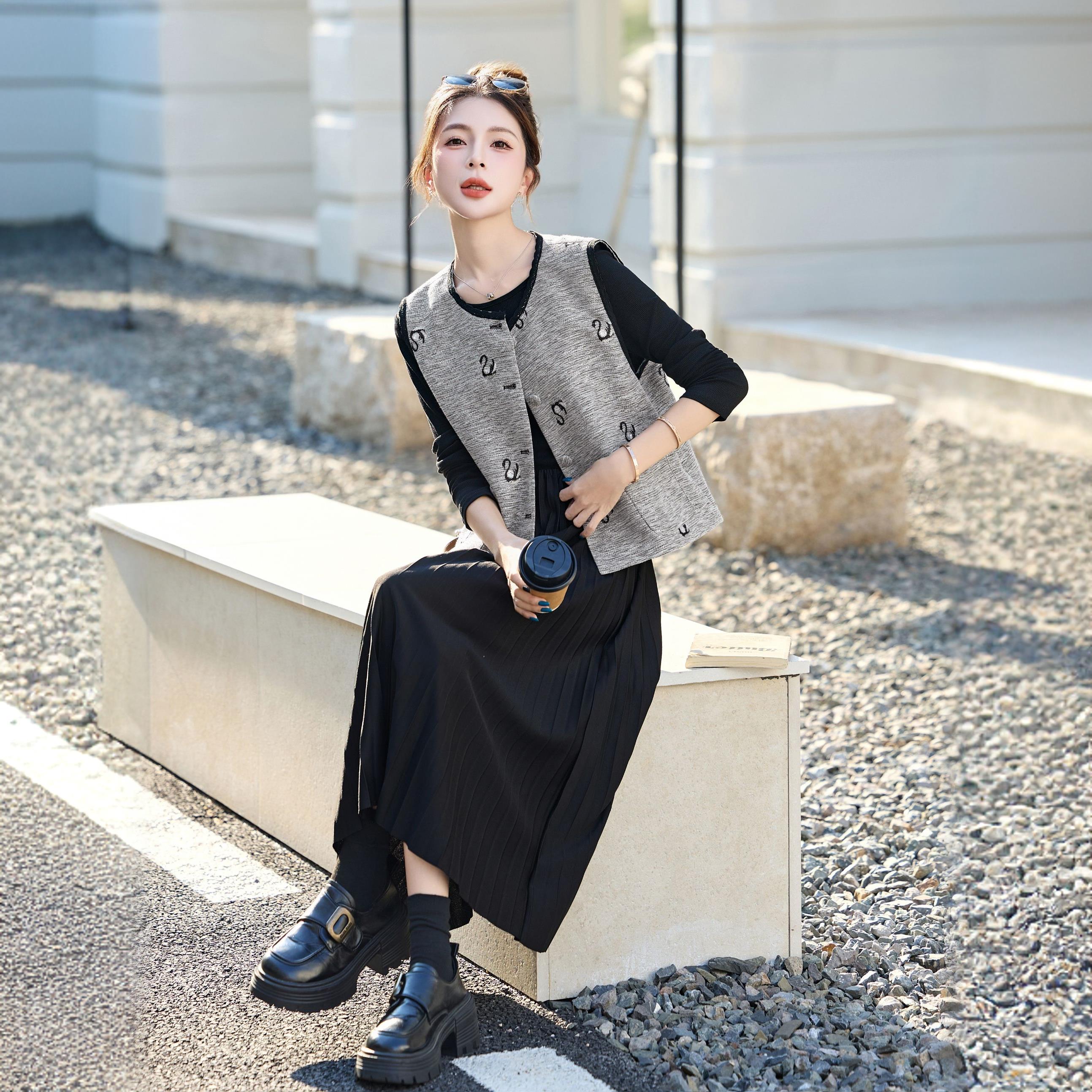 法式复古提花针织马甲连衣裙套装女秋季高级感气质百褶长裙两件套