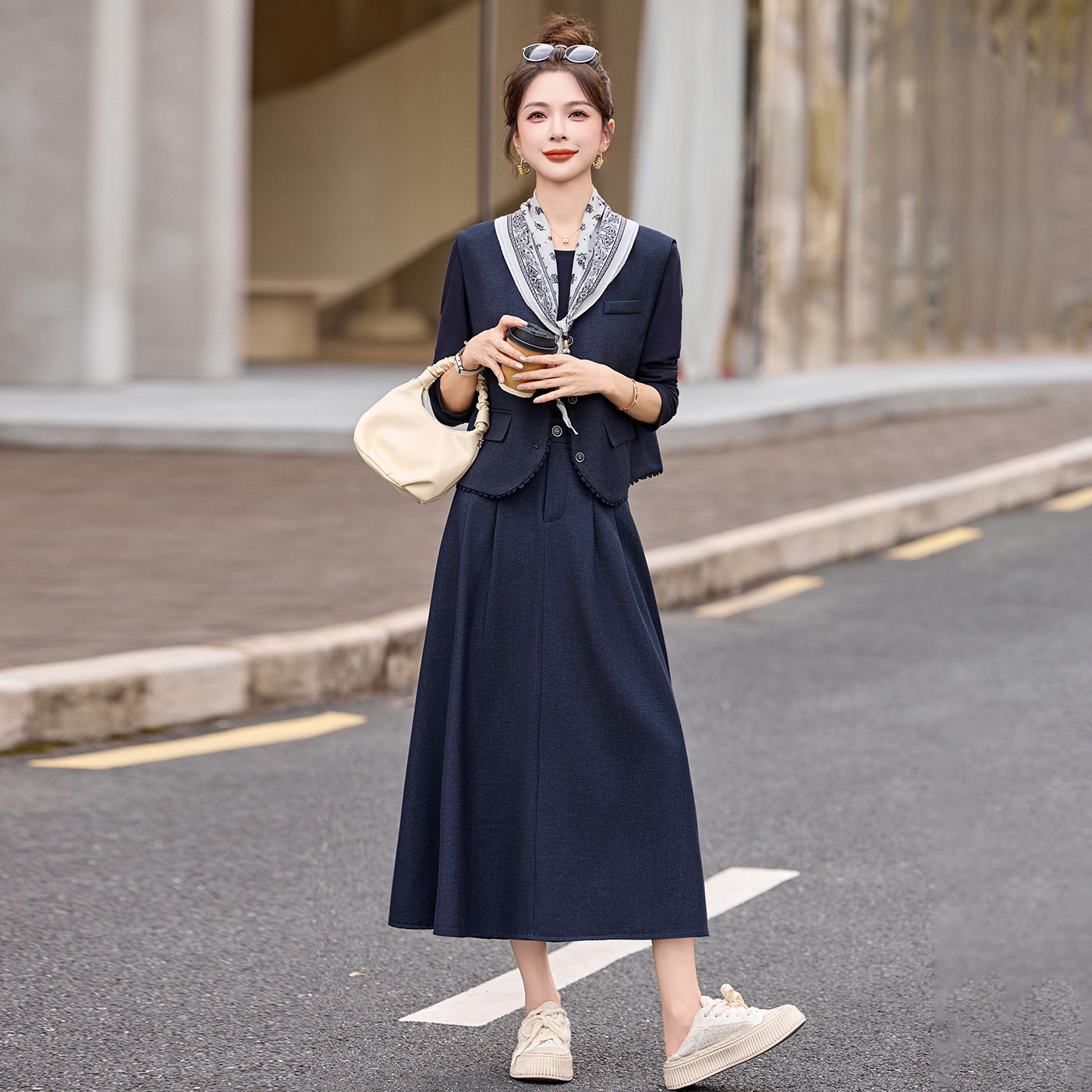 高级感套装女2025秋新款轻熟风时尚气质通勤显瘦马甲半身裙三件套