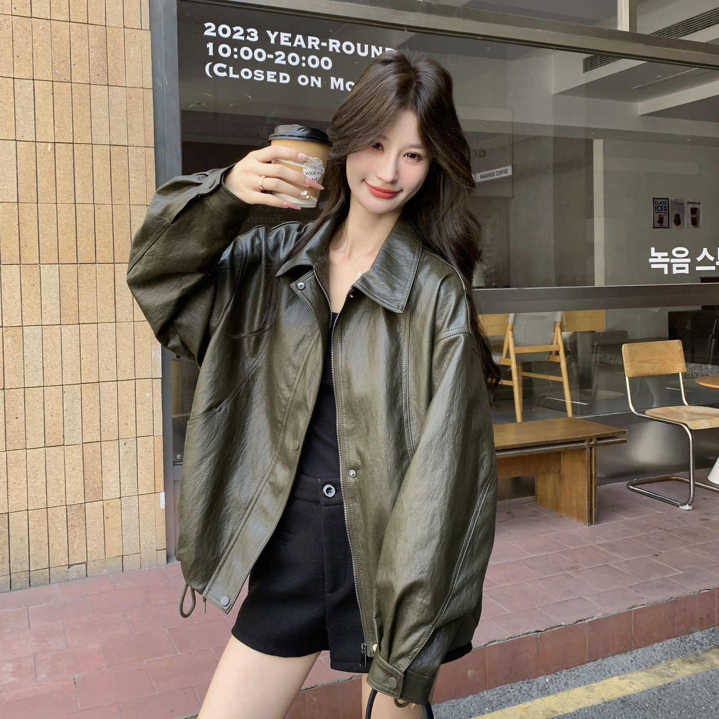橄榄绿翻领皮衣外套女秋季新款复古高级感炸街酷飒风短款机车夹克