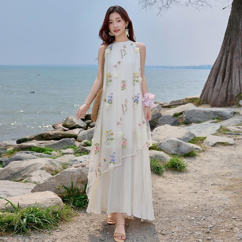 海边度假旅游立体花朵刺绣挂脖连衣裙女夏新款优雅气质高个子长裙