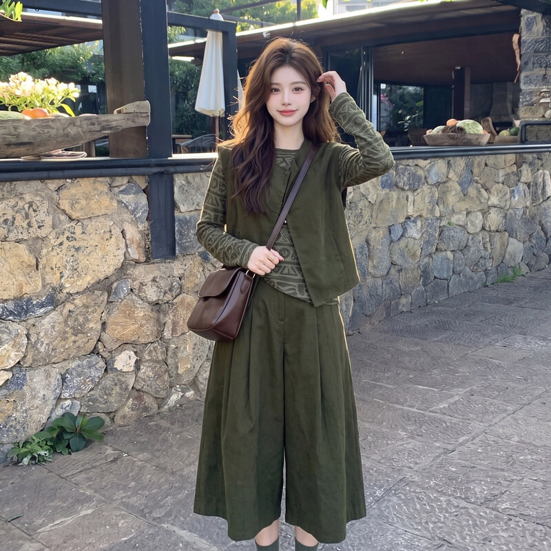 苔藓绿麂皮绒马甲阔腿裤打底衫三件套女2026秋新款复古高级感套装