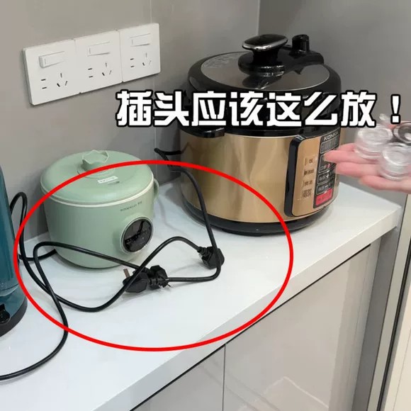 插头固定器吸盘挂钩厨房插座墙上收纳挂插头神器免微波炉清洁器4