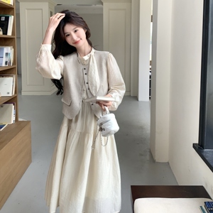 2025秋季米白色法式温柔甜美小香风马甲显瘦高腰压褶连衣裙两件套图片