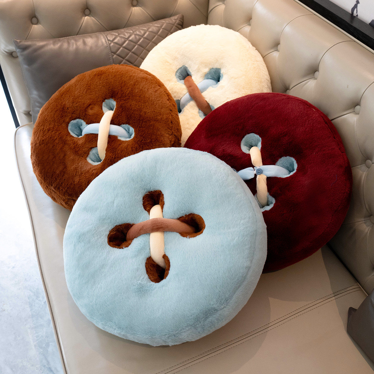 可爱纽扣抱枕沙发客厅坐垫毛绒玩具床上靠垫公仔玩偶可爱女孩娃娃,玩具/童车/益智/积木/模型,毛绒/玩偶/公仔/布艺类玩具,淘宝优惠券,粉丝福利购,淘宝优惠卷