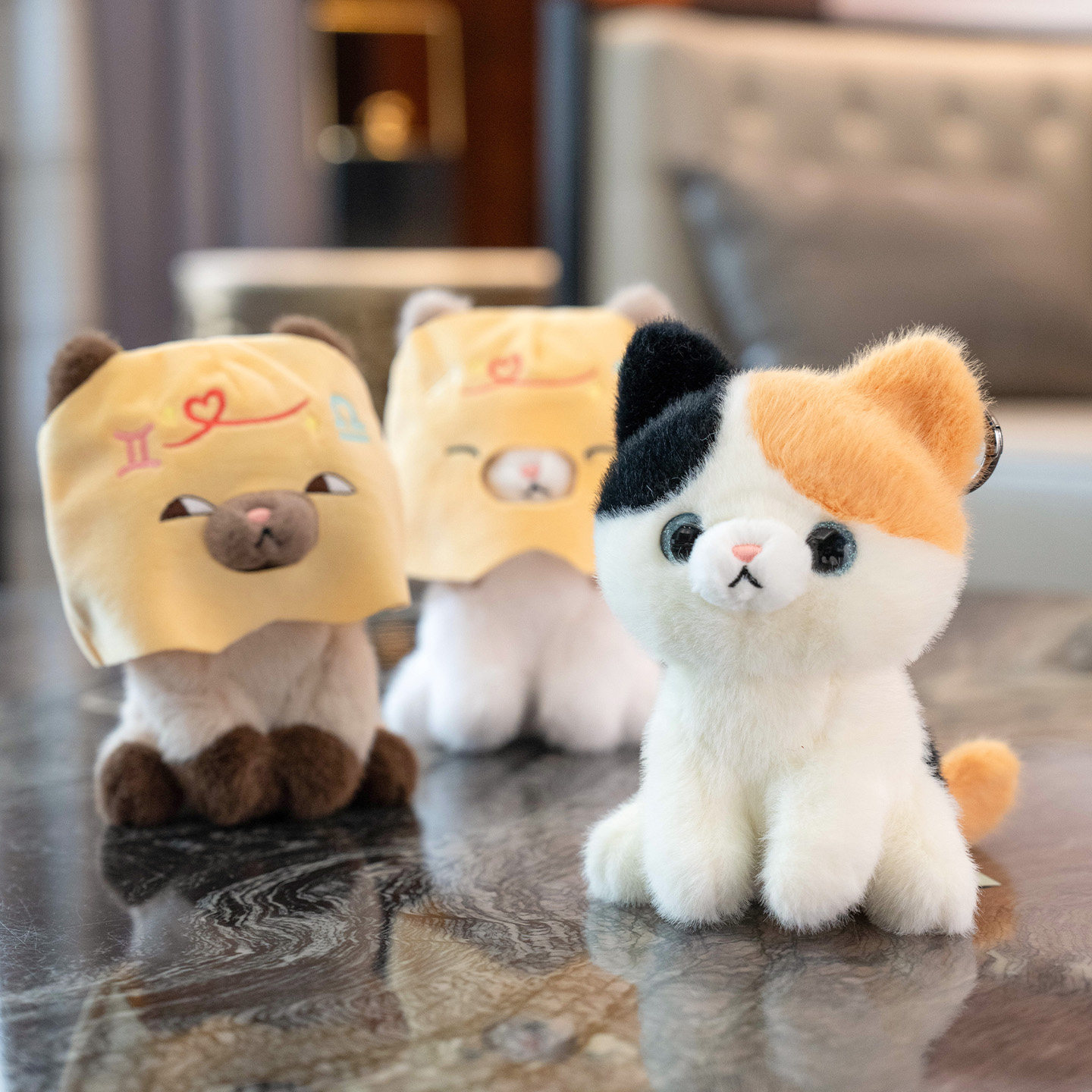 藏在纸袋里的小猫咪钥匙扣挂件图片