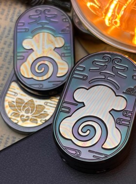 哈噜玩家EDC悟空律动直推旋转机械推牌锆合金烤彩铜马贴片玩具