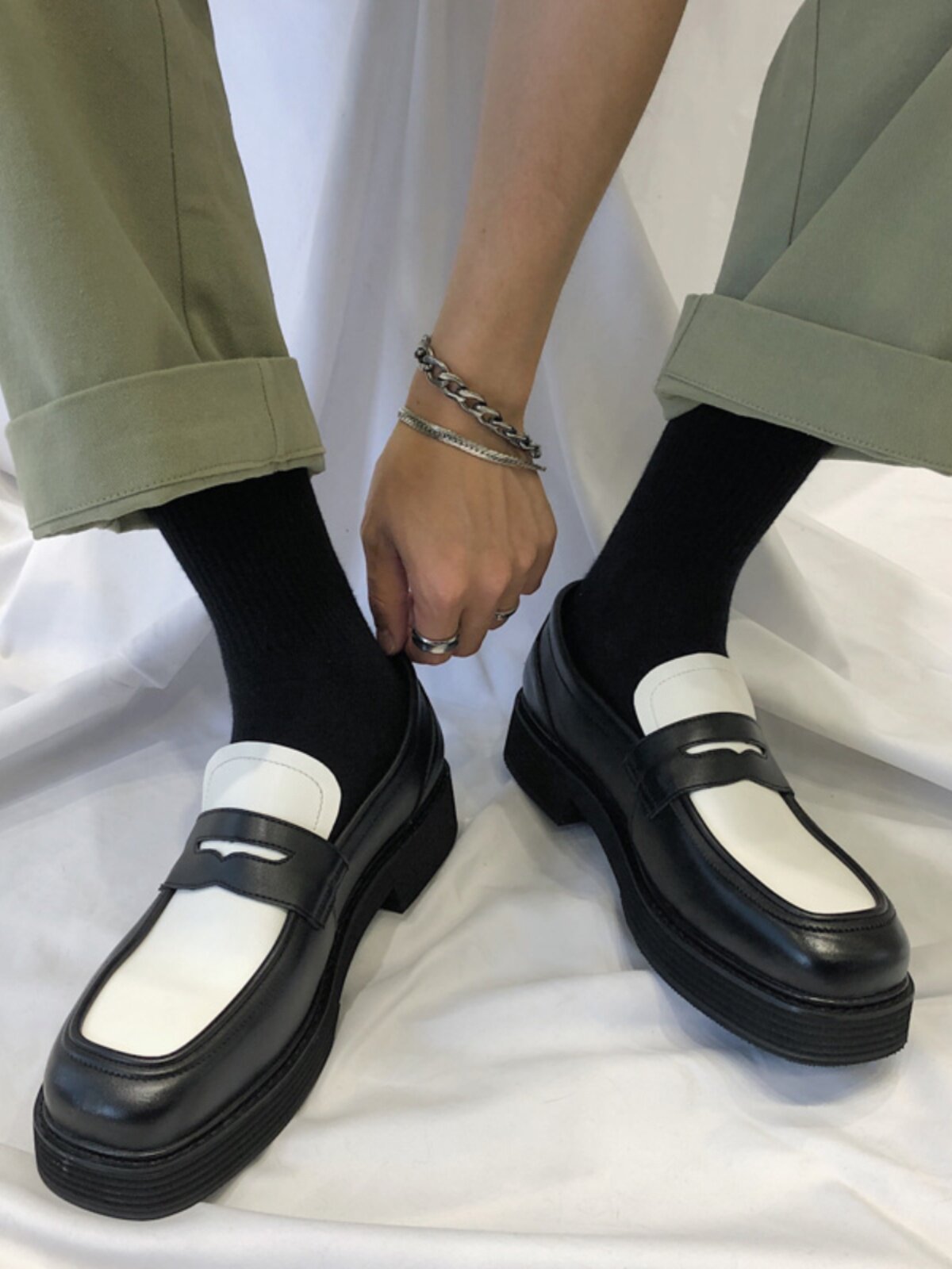 영국 스타일 남성 흑백 배색 가죽 신발 헤어 스타일리스트 청소년 게으른 발 두꺼운 밑창 증가 정사각형 발가락 로우 탑 가죽 신발