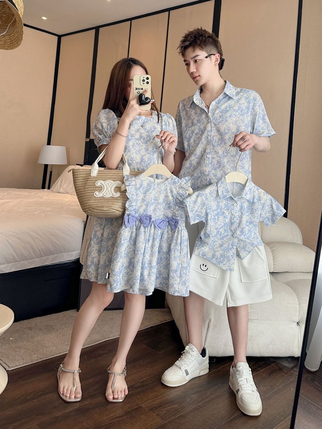 해변 휴가 부모-자식 복장 어머니-자식 청화 백자 셔츠 여름 세 가족 모녀 리본 꽃무늬 드레스