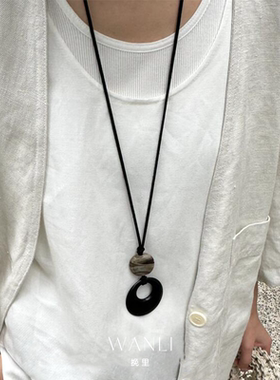 黑色圆形树脂吊坠镂空项链