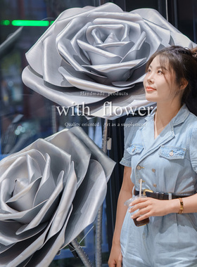 店铺美陈超大银灰色玫瑰婚庆活动装饰商场打卡区橱窗美陈玫瑰成品