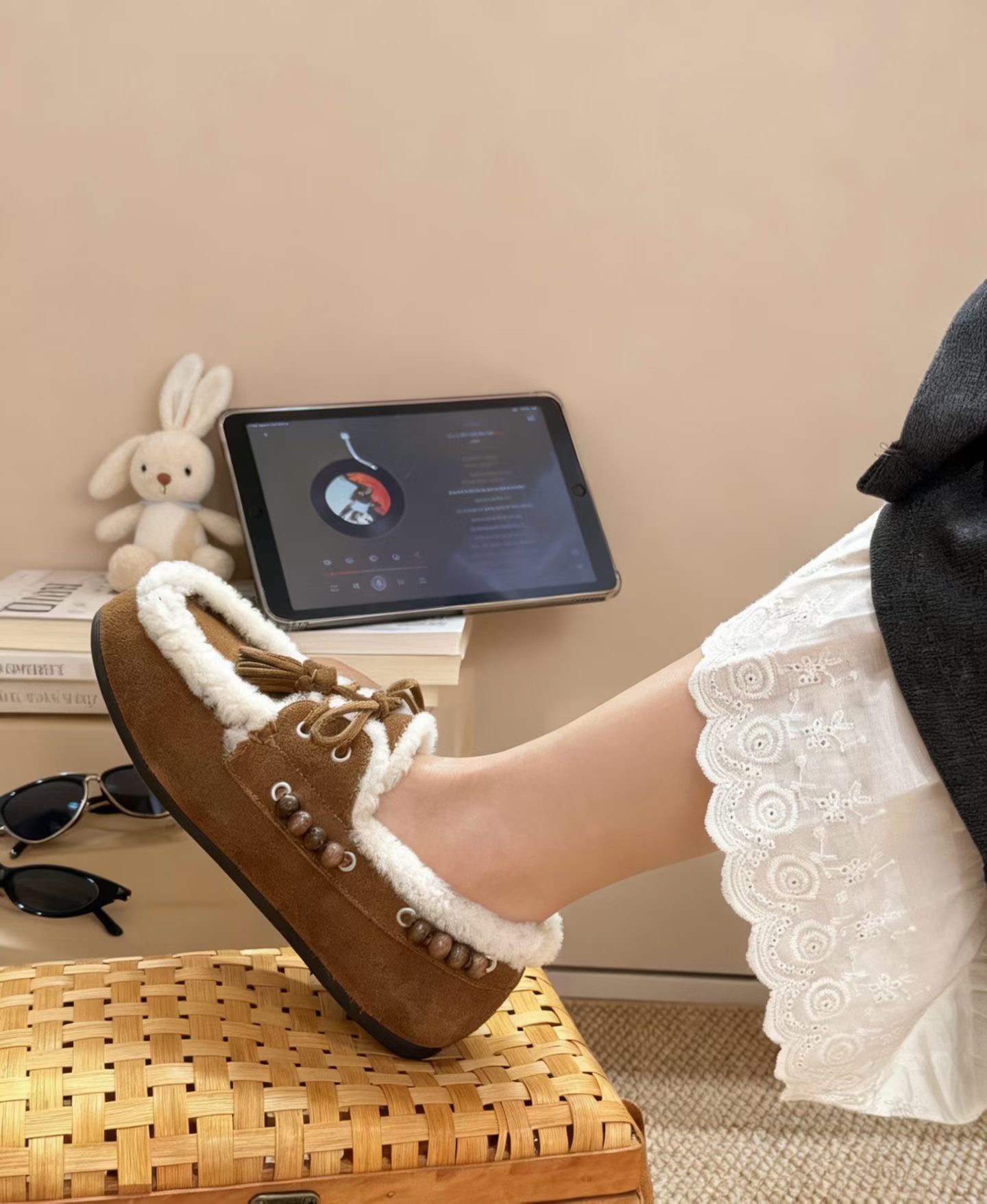 2025新款冬季真皮时髦羊羔毛流苏串珠乐福鞋保暖系带平底懒人鞋女