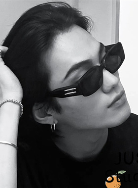 长方形墨镜男生凹造型嘻哈