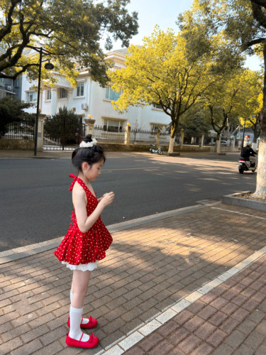 吉小可2026夏季女童连衣裙女宝宝波点挂脖裙时髦气质复古花苞裙