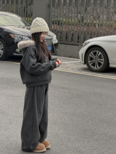 吉小可2026冬季新款女童加绒套装儿童连帽毛领外套中大童休闲裤