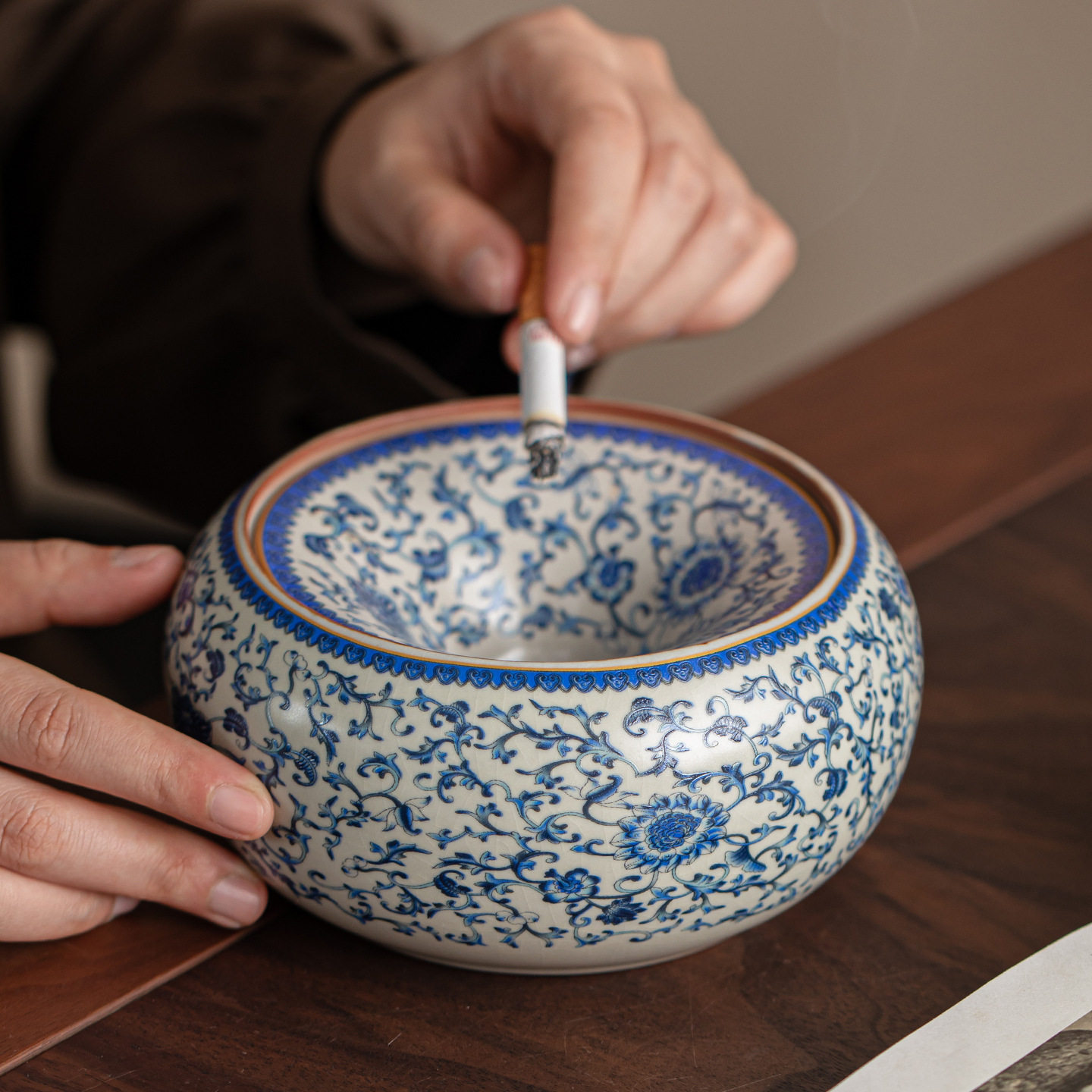 创意轻奢汝窑青花瓷烟灰缸带盖大容量 家用客厅新中式复古茶渣缸