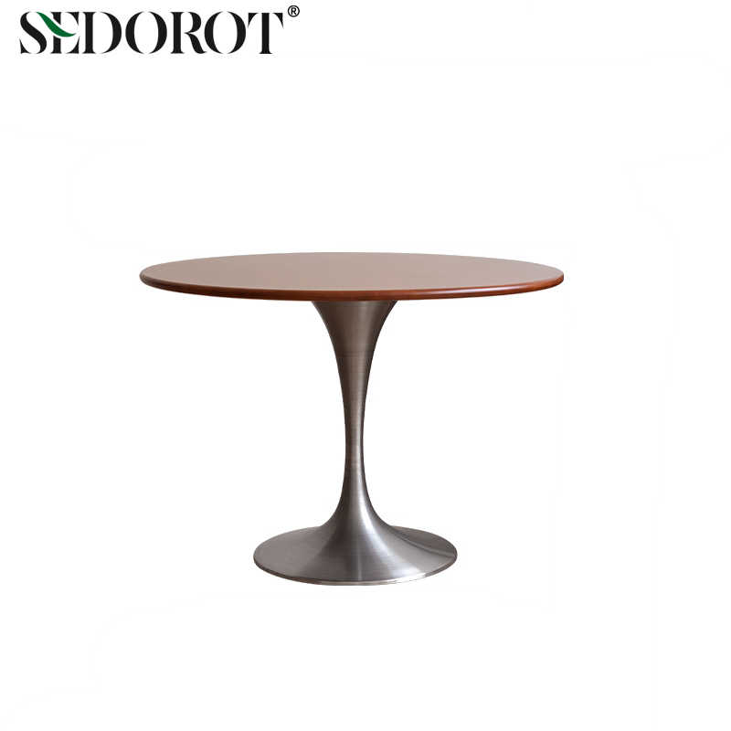 北欧复古圆形实木餐桌