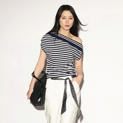 XG/雪歌26夏复古黑白条纹斜肩短袖T恤女宽松露肩上衣XL211019B299