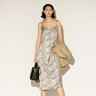 XG/雪歌26春款V领无袖吊带连衣裙女中长款开叉印花裙XL104002B493