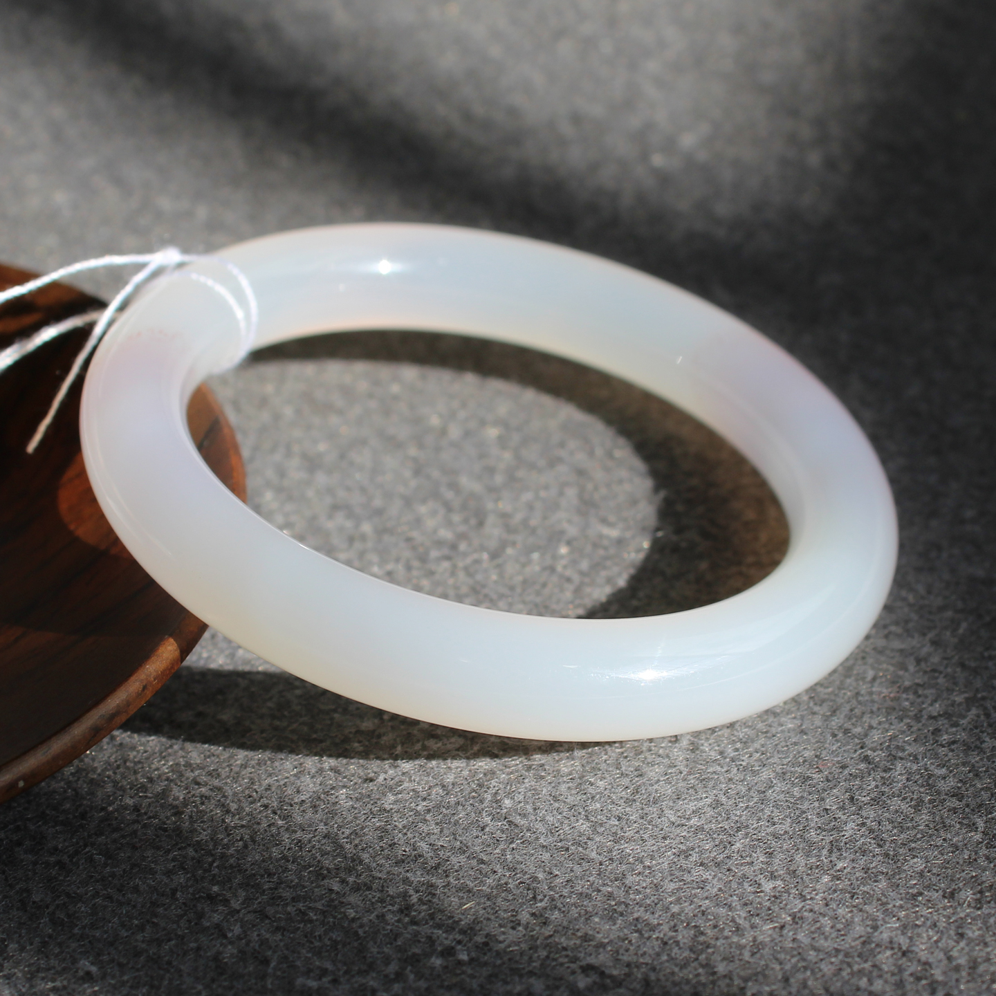 54mm轻奢高级感玉髓圆条手镯