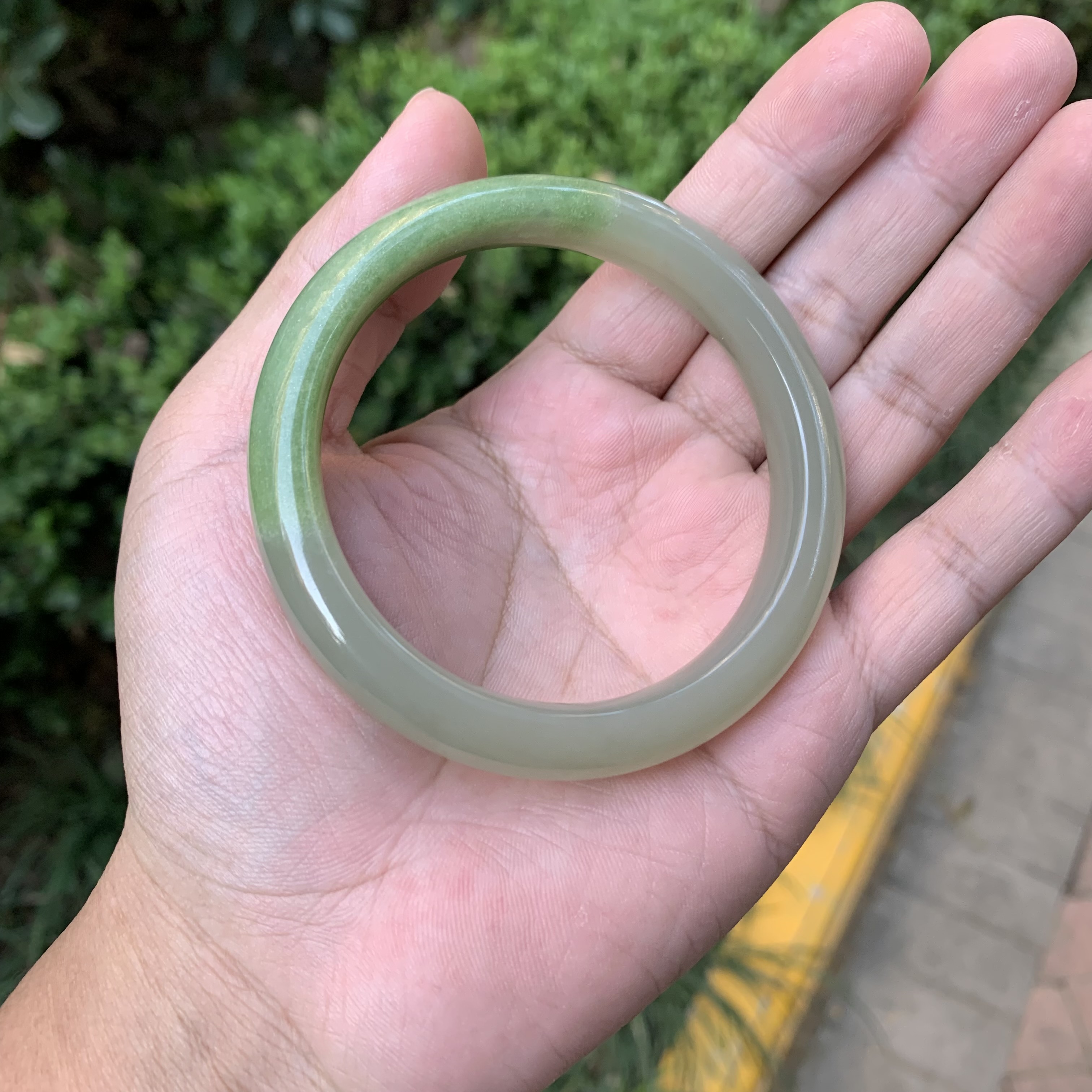 57圈天然和田玉山料青海料青白带翠手镯44.7克