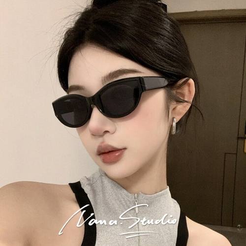 jennie同款墨镜女户外拍照
