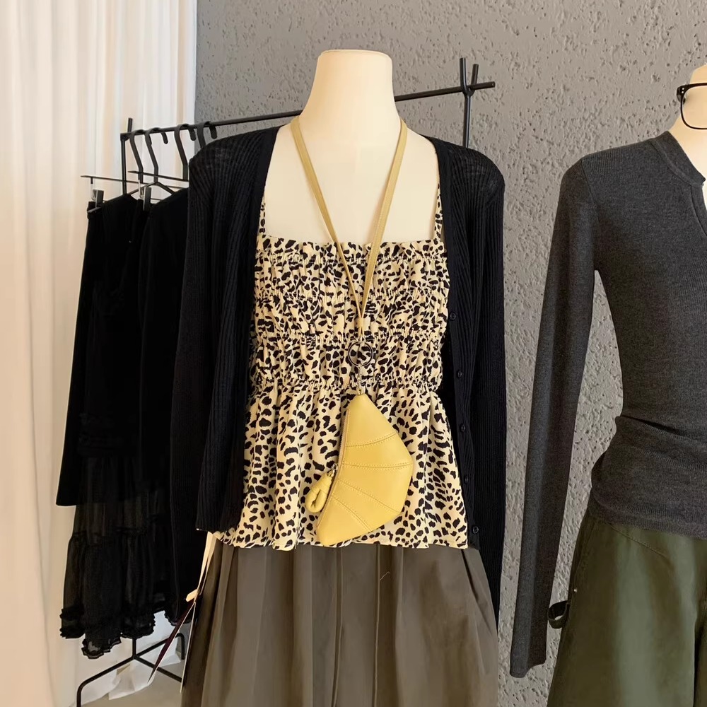 长袖针织开衫+内搭豹纹吊带背心