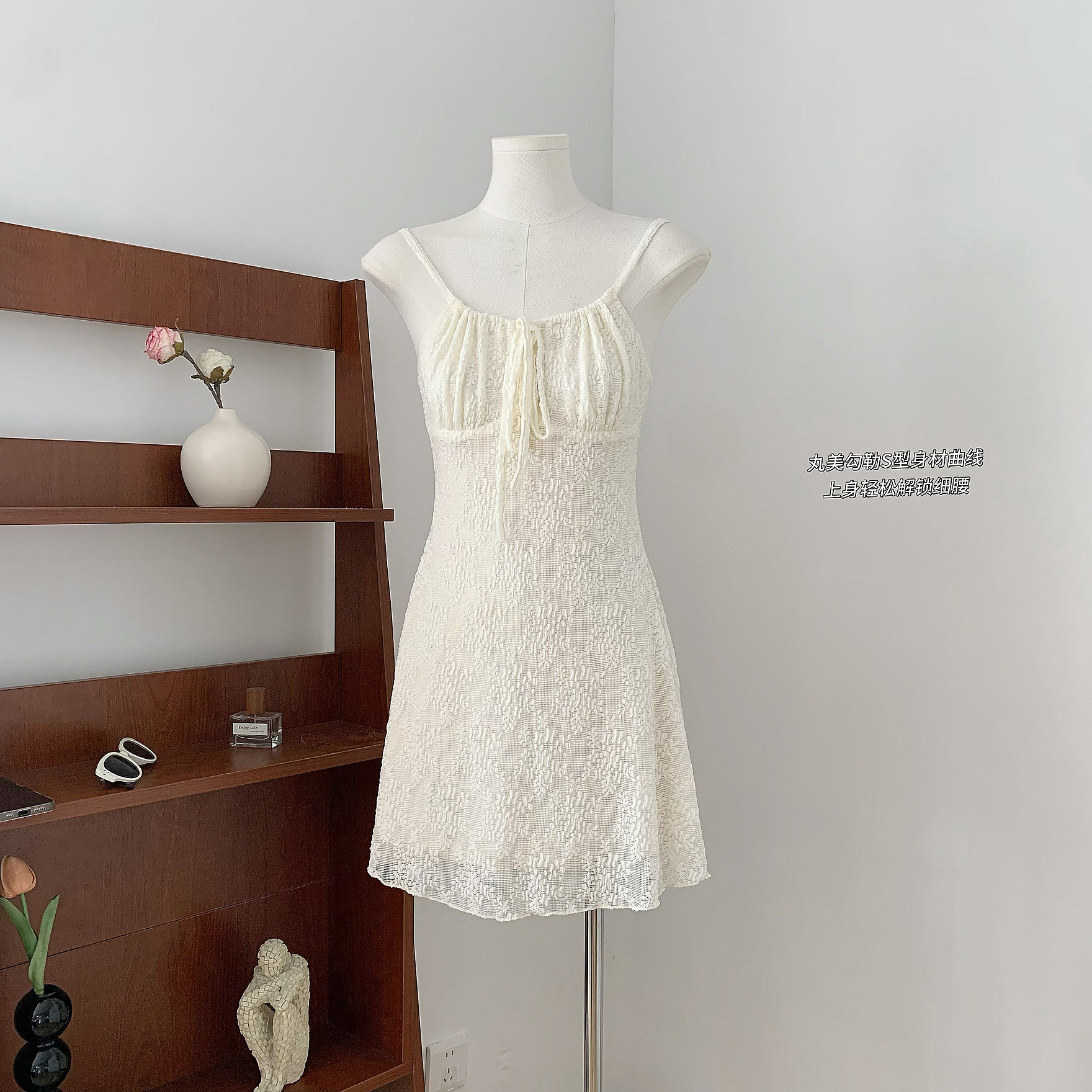 '薇迷莫妮卡'浪漫氛围拿捏!度假立体提花肌理自带精致吊带连衣裙