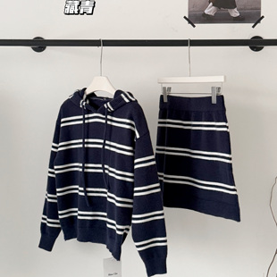 针织半身短裙超火两件套装 巨好看冬装 一整套裙撞色条纹连帽毛衣