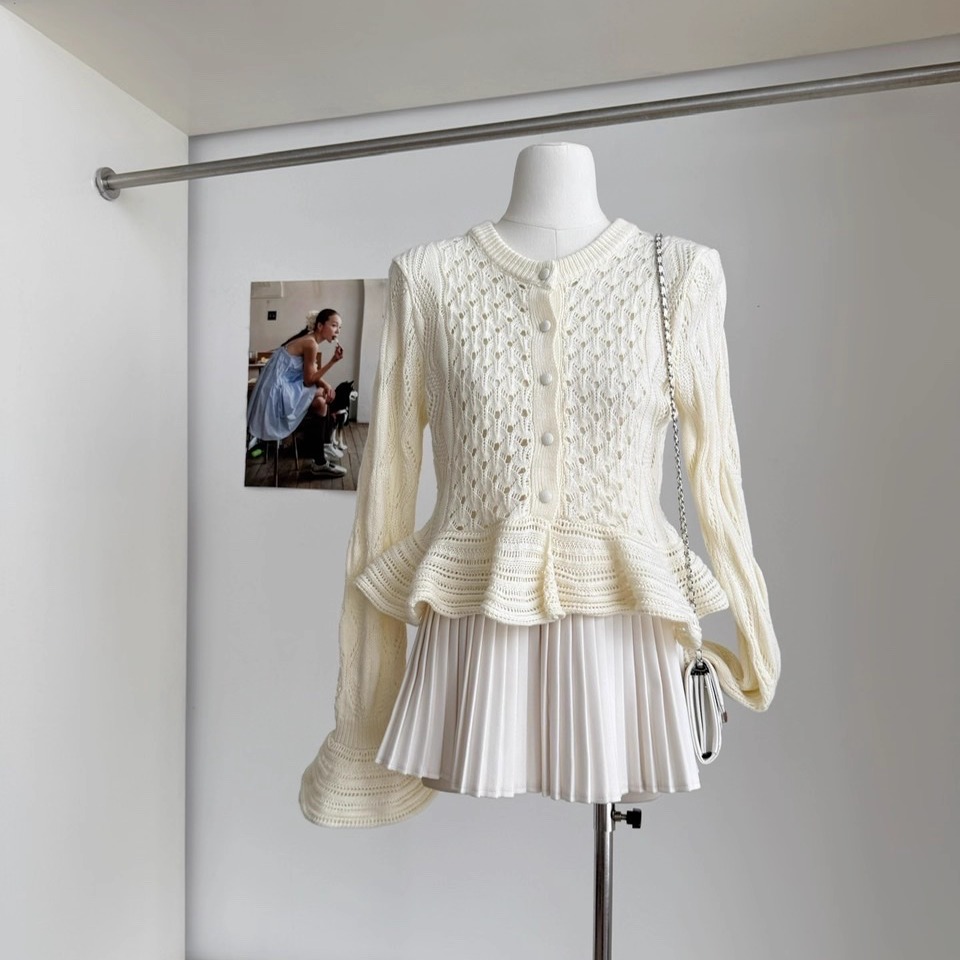 时髦重工镂空喇叭袖羊毛针织衫