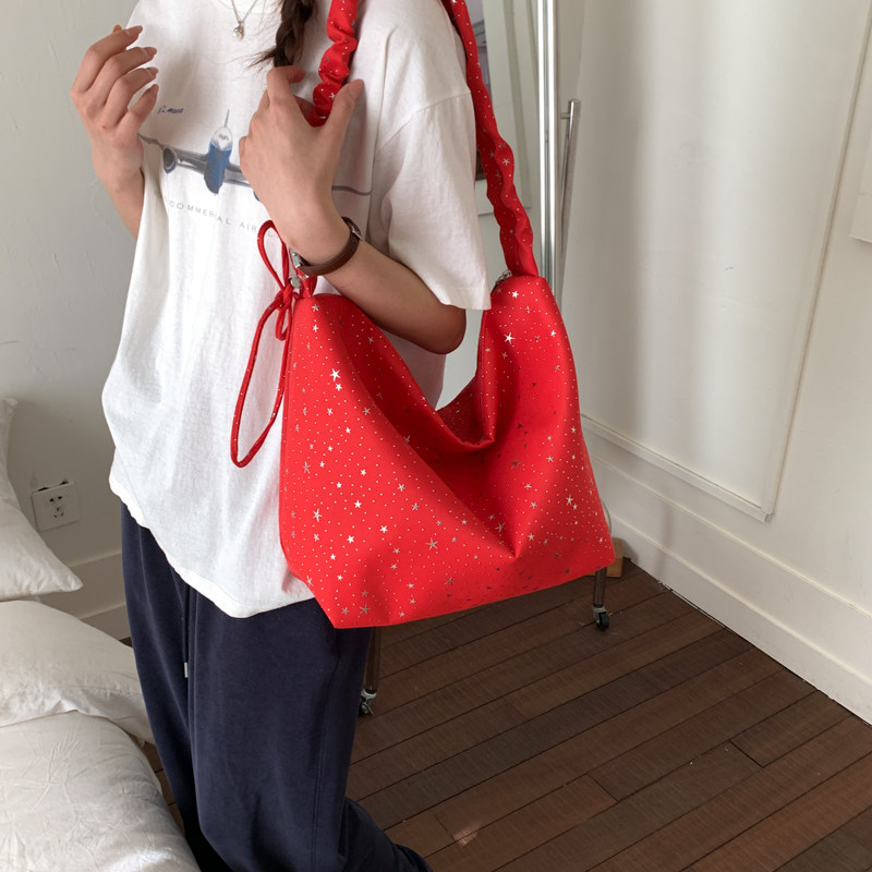 尼龙包包女2026新款夏季简约休闲单肩包轻便大容量通勤斜挎托特包