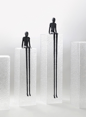 北欧轻奢黑色长脚金属人物雕塑