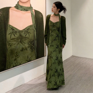 法式高级感绿色碎花吊带连衣裙子女装早秋季流行氛围感穿搭一整套