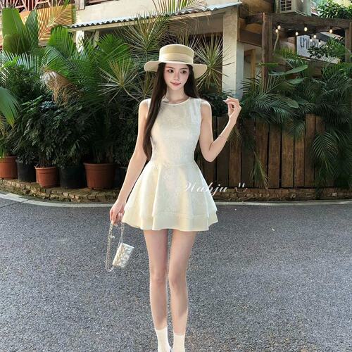 花朵设计气质收腰白色连衣裙