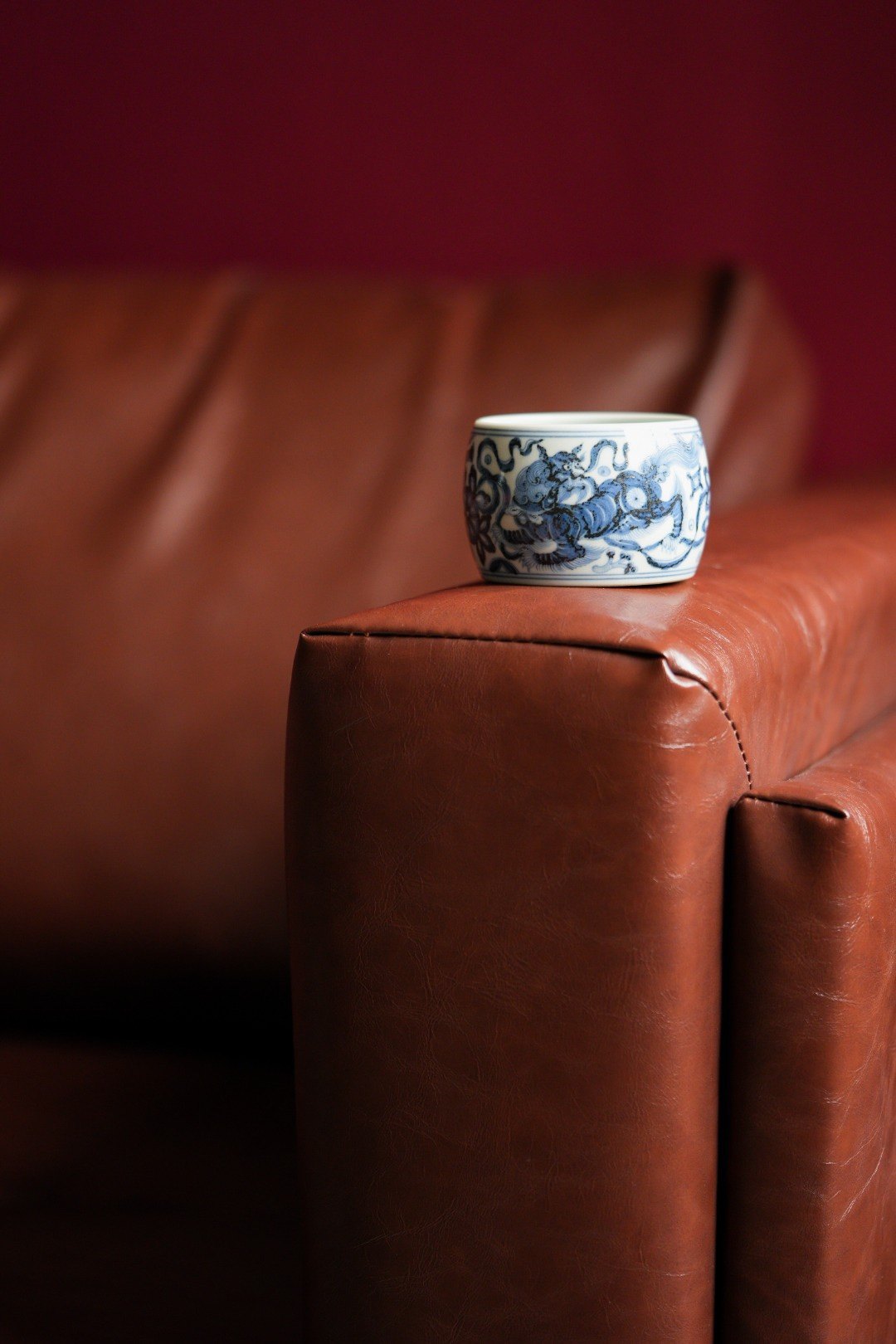 景德镇手作搏泥幻化狮子纹鼓型杯