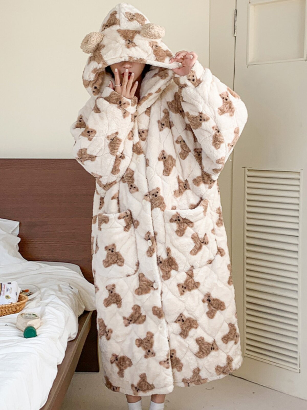 AUTUMN AND WINTER PAJAMAS WOMENS THREE-LAYER PADDED CUTE BEAR CORAL VELVET NIGHTGOWNS WARM AND THICK VELVET SMALL PEOPLE LOUNGEWEAR