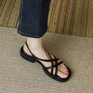女款凉鞋2026年夏季新款百搭不累脚棕色复古夏天爆款平底罗马鞋子