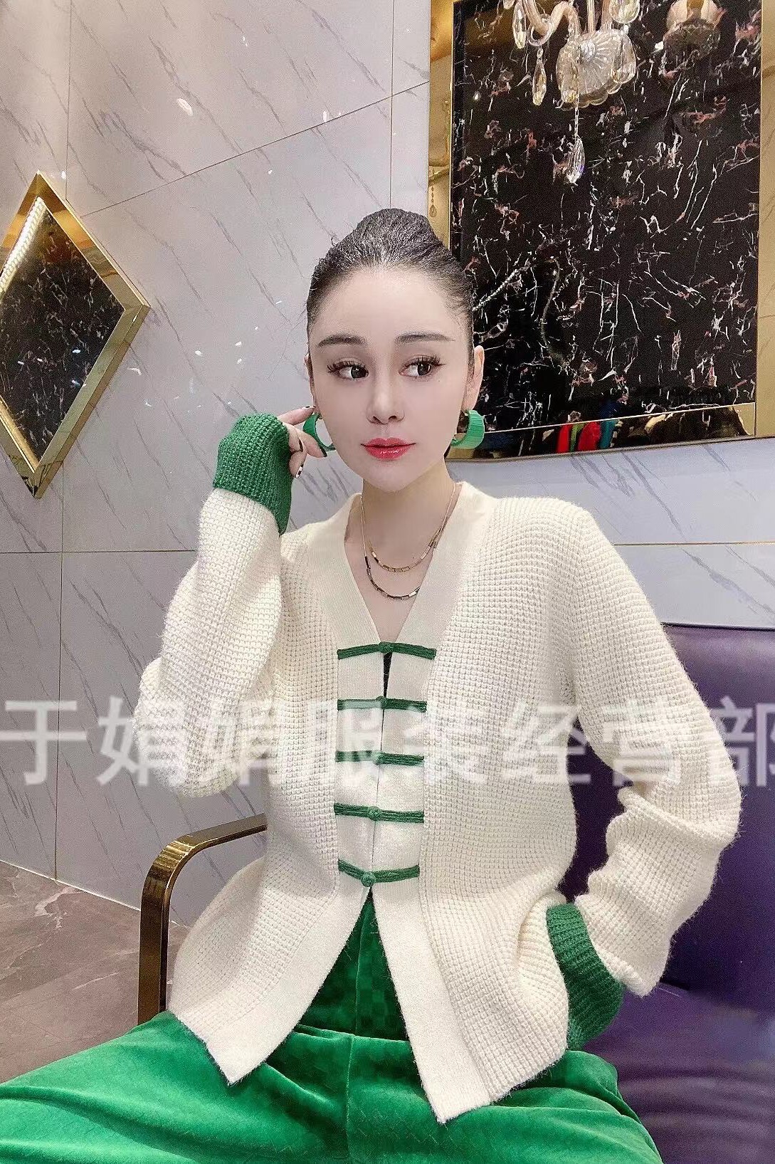 于娟娟服装同款抖音 2022年早春新年复古v领盘扣针织开衫毛衣绿色