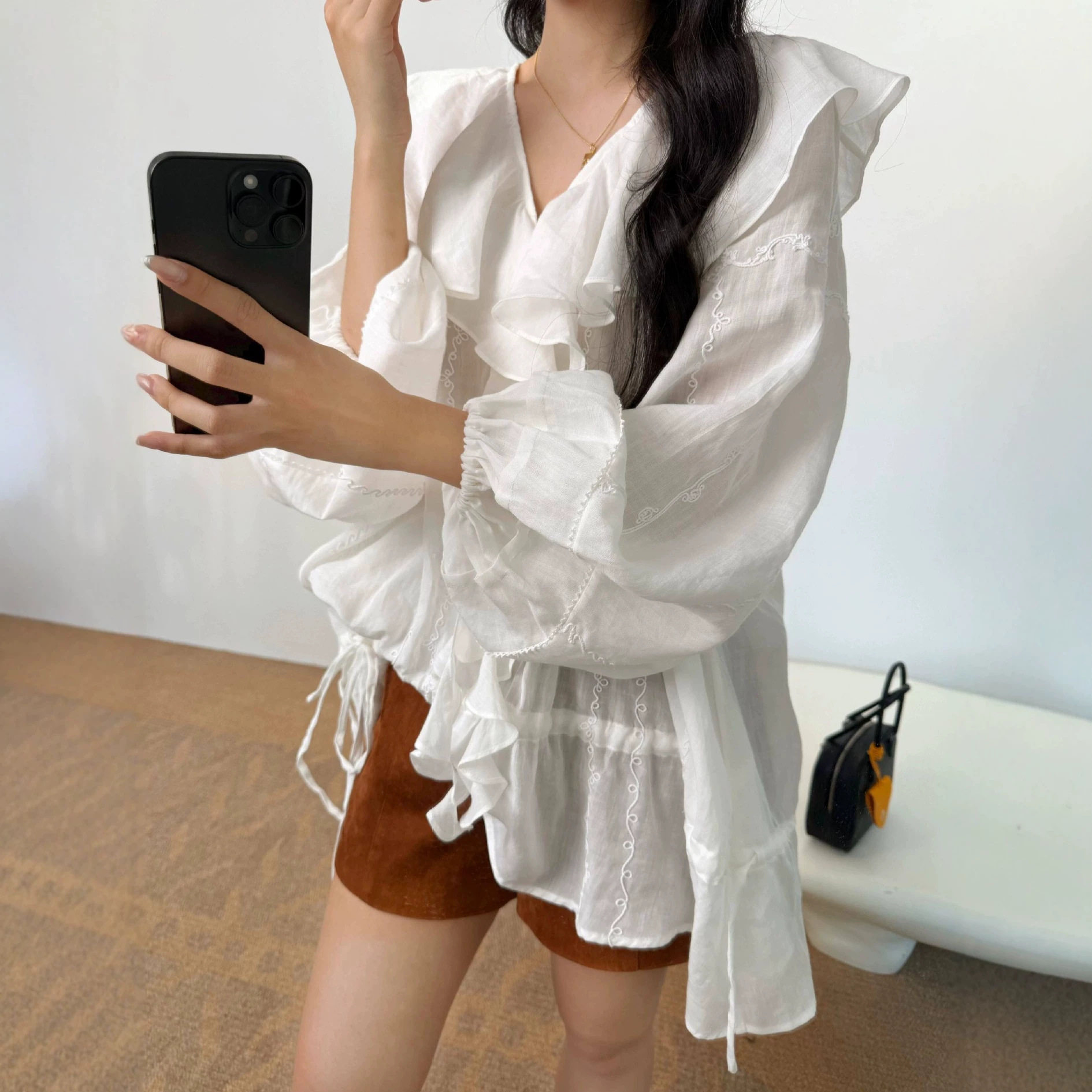 深圳南油法式荷叶边白衬衫女2026春夏V领刺绣宽松灯笼袖防晒上衣