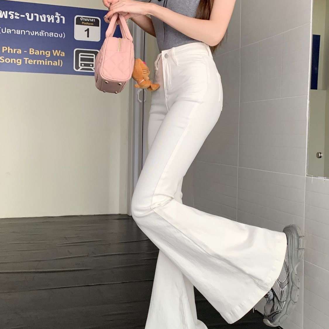 白色弹力微喇叭牛仔裤女马蹄裤