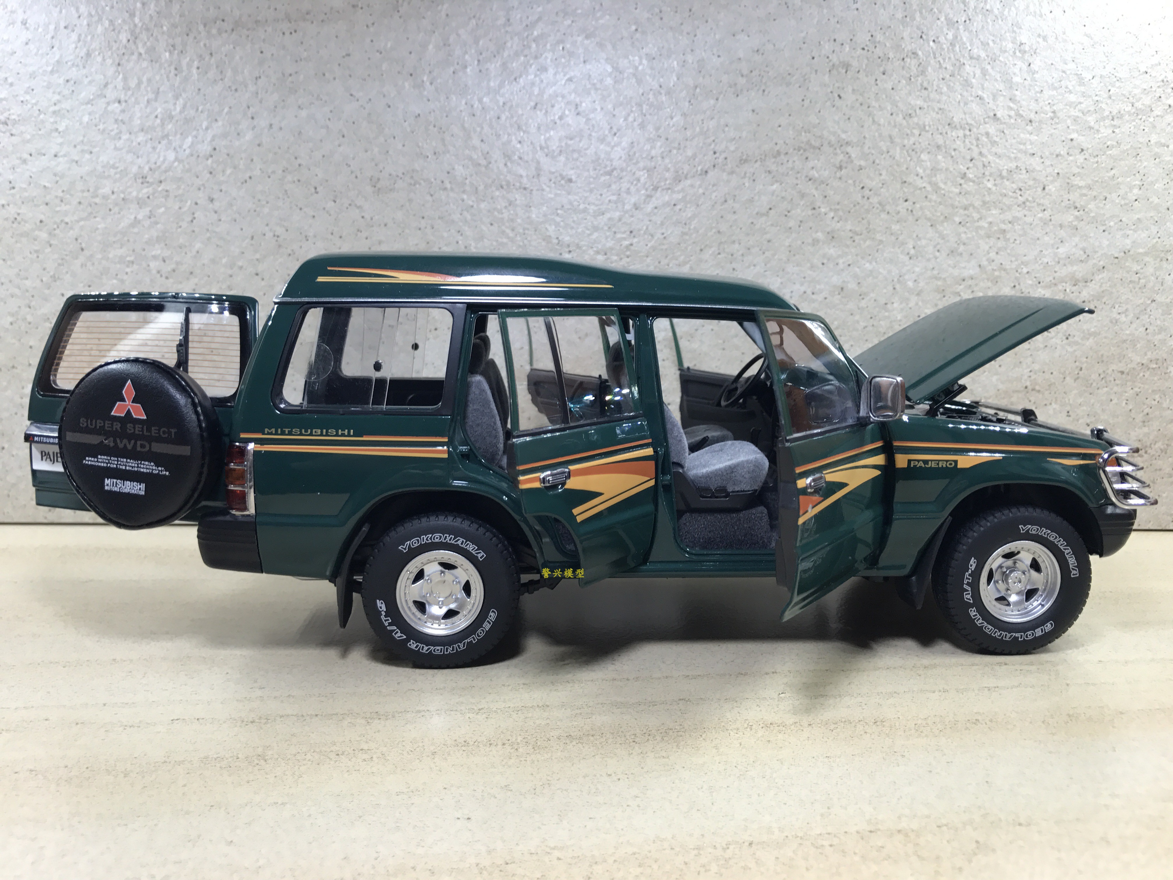 三菱帕杰罗pajerov31v33猎豹合金生日礼物日本suv越野车军车1:18