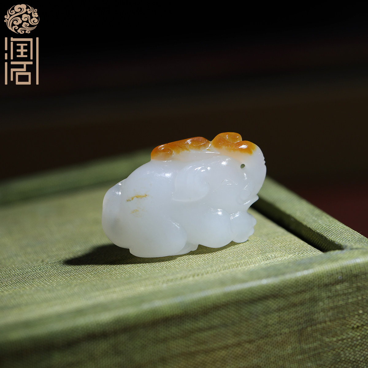 【姑苏润石堂】在售3.3克天然新疆和田玉籽料黄皮白玉吉象挂件