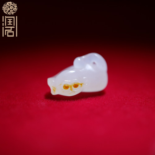 新疆和田玉籽料红皮白玉灵猴挂件