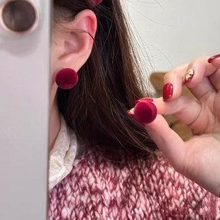 酒红色圆球丝绒银针耳钉女士复古港风气质高级感耳环轻奢小众耳饰