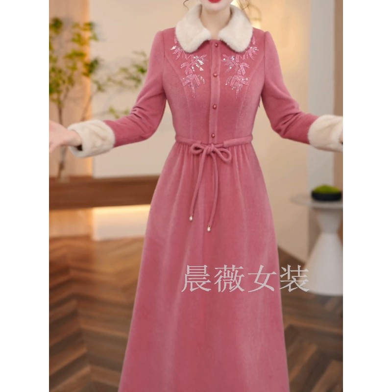 刺绣高端轻奢加厚毛领连衣裙2025秋冬季新款气质高级感中长款裙子